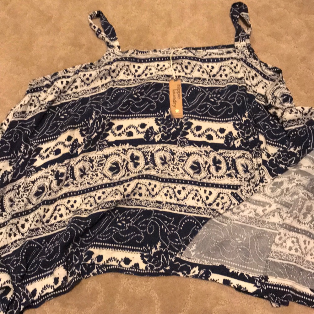 Cold shoulder vented sleeve top